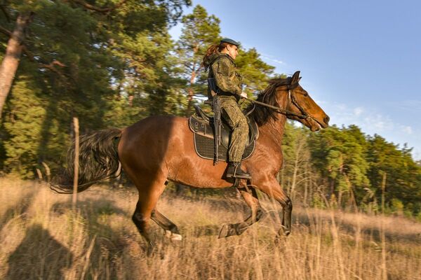 No Time to Horse Around: Russian Female Cadets Show Off Riding Skills - Sputnik International