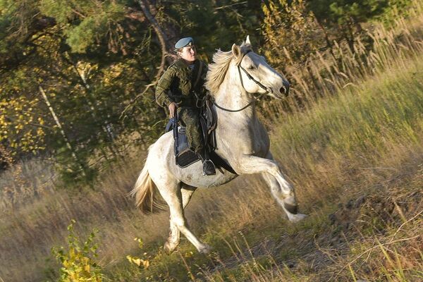 No Time to Horse Around: Russian Female Cadets Show Off Riding Skills - Sputnik International