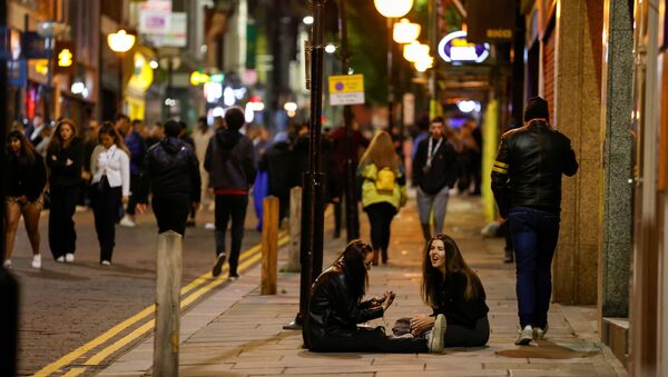 People walk and gather outside bars the night before a local lockdown amidst the spread of the coronavirus disease (COVID-19) in Liverpool, Britain 13 October 2020. - Sputnik International