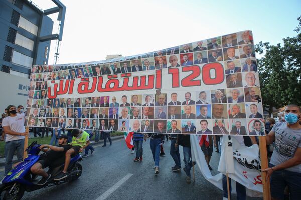 Police in Lebanon Use Tear Gas at Protest Marking 1 Year Since Unrest Began - Sputnik International