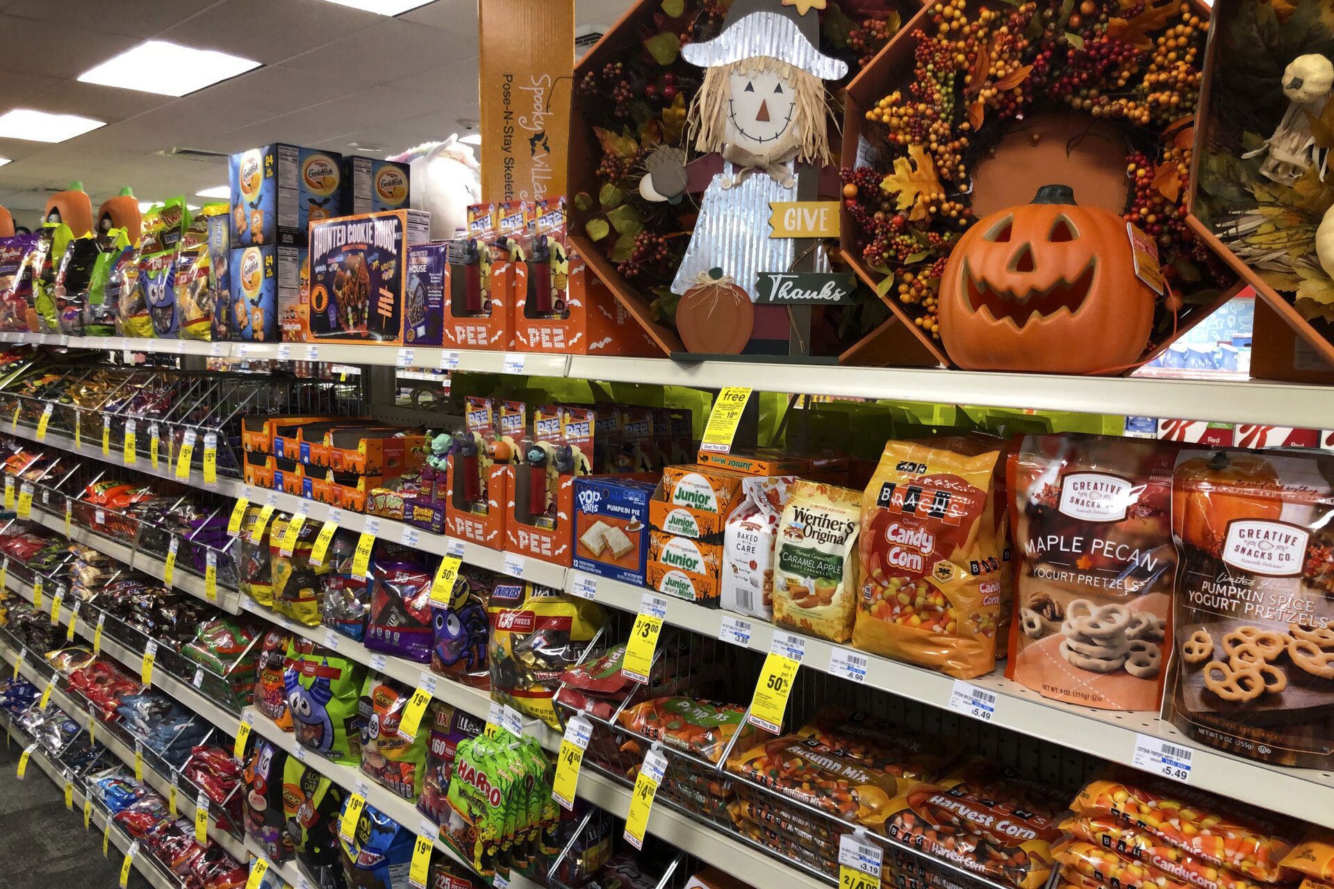 Halloween candy and decorations are displayed at a store, Wednesday, Sept. 23, 2020, in Freeport, Maine. U.S. sales of In this year of the pandemic, with trick-or-treating still an uncertainty, Halloween candy were up 13% over last year in the month ending Sept. 6, according to data from market research firm IRI and the National Confectioners Association.  - Sputnik International, 1920, 27.10.2021