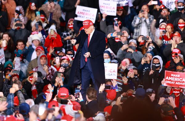 Trump, Biden in Frenzy to Woo Voters as Record-Breaking Numbers of Early Ballots Driven by Pandemic Trump, Biden in Frenzy to Woo Voters as Record-Breaking Numbers of Early Ballots Driven by Pandemic - Sputnik International