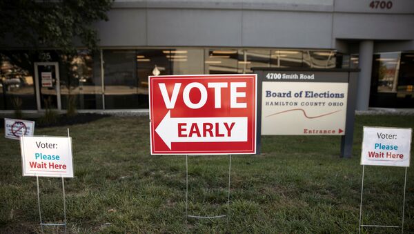 Early voting signs are placed outside of the Hamilton County Board of Elections building for the upcoming presidential election, as early voting begins in Cincinnati, Ohio, U.S., October 6, 2020.  REUTERS/Megan Jelinger - Sputnik International