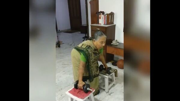 82-year old- granny lifting weights - Sputnik International