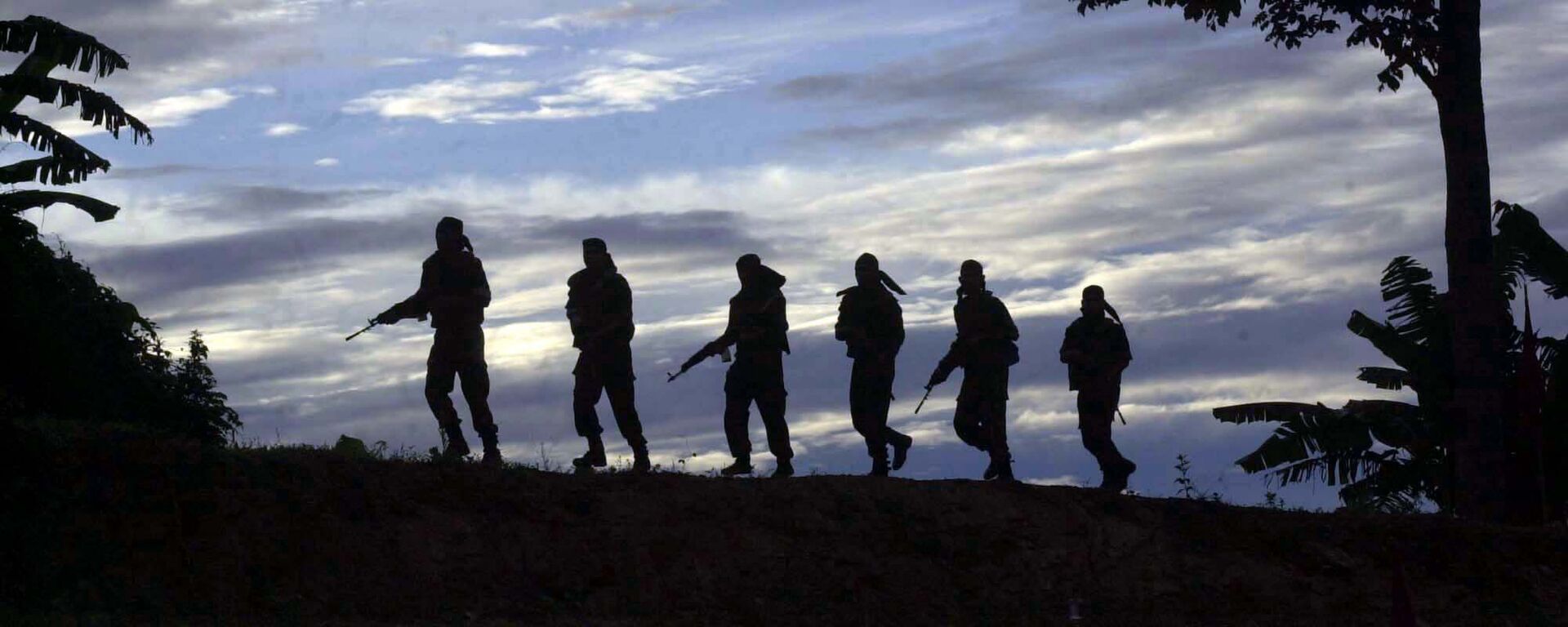 Indian army commandos patrol on a ridge during a jungle survival training session at the Counter Insurgency and Jungle Warfare School (CIJWS) in Vairengte, 38 miles north of Aizawal, capital of the northeastern India state of Mizoram, Saturday, Sept. 11, 2004 - Sputnik International, 1920, 03.10.2021
