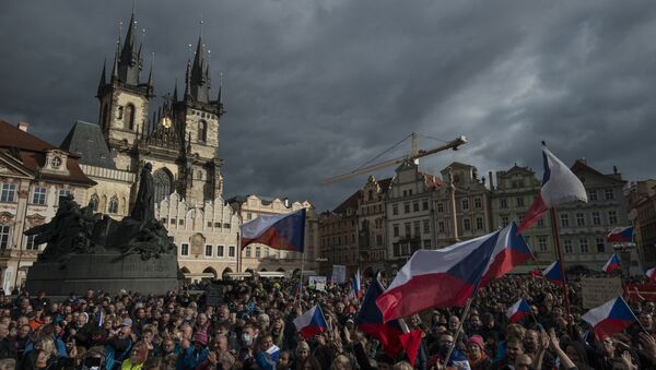 Hundreds of demonstrators, including football supporters, protest against the Czech government's new measures to slow the spread of the Covid-19 coronavirus in Prague on October 18, 2020. - Sputnik International