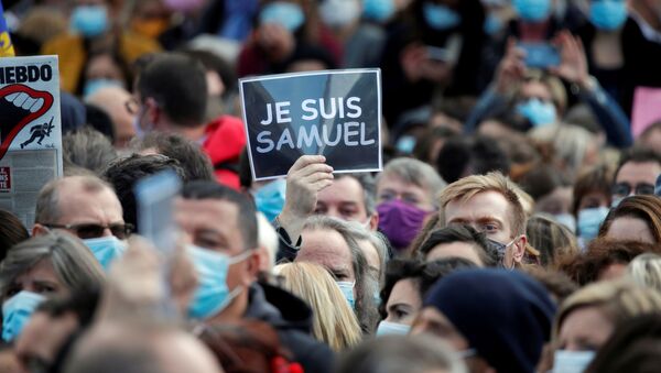 People gather at the Place de la Republique in Paris, to pay tribute to Samuel Paty, the French teacher who was beheaded on the streets of the Paris suburb of Conflans-Sainte-Honorine, France, 18 October 2020. - Sputnik International