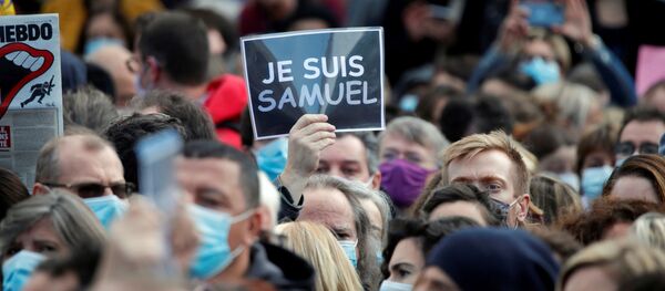 People gather at the Place de la Republique in Paris, to pay tribute to Samuel Paty, the French teacher who was beheaded on the streets of the Paris suburb of Conflans-Sainte-Honorine, France, 18 October 2020. - Sputnik International