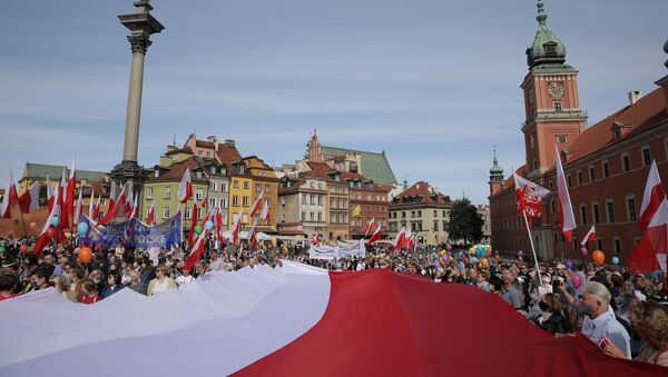 Participants carry the Polish flag during the March for Life and Family in Warsaw, Poland September 20, 2020 - Sputnik International