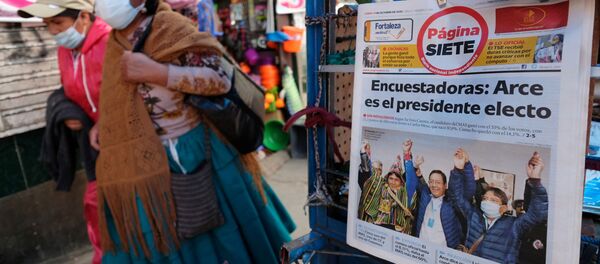 Women walk past a newspaper stand and a headline reading Pollsters: Arce is the president-elect , in La Paz, Bolivia October 19, 2020. Women walk past a newspaper stand and a headline reading Pollsters: Arce is the president-elect , in La Paz, Bolivia October 19, 2020. - Sputnik International