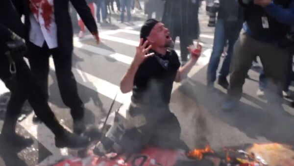 Antifa burn the US flag and eat a heart symbolic of the President during an anti-democrat violence protest in Boston Massachusetts on 10.18.2020 - Sputnik International