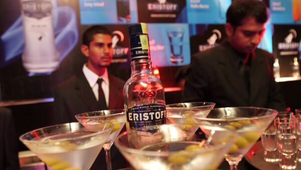 Bar tenders prepare cocktails made of Eristoff vodka at its launch in Bangalore, India, Wednesday, May 30, 2007 - Sputnik International