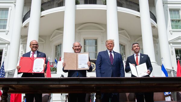 (L-R)Bahrain Foreign Minister Abdullatif al-Zayani, Israeli Prime Minister Benjamin Netanyahu, US President Donald Trump, and UAE Foreign Minister Abdullah bin Zayed Al-Nahyan hold up documents after participating in the signing of the Abraham Accords where the countries of Bahrain and the United Arab Emirates recognize Israel, at the White House in Washington, DC, September 15, 2020. - Sputnik International