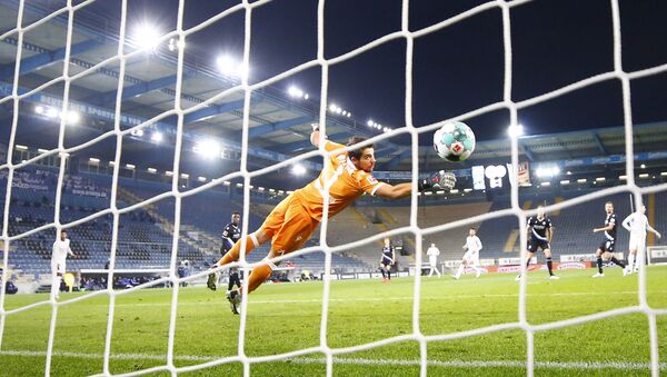 Bayern Munich's Robert Lewandowski scores the team's second goal during the game with Arminia Bielefeld on 17 October 2020. - Sputnik International