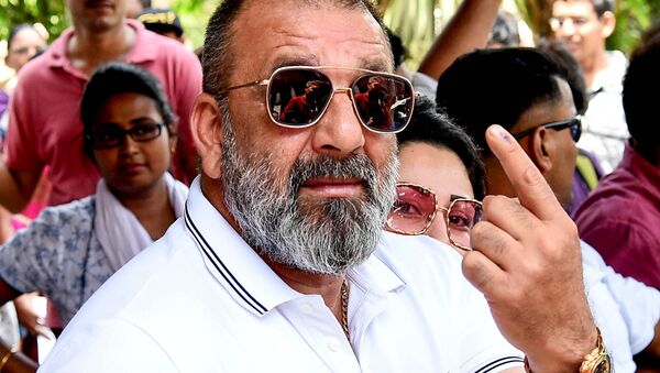 Indian Bollywood actor Sanjay Dutt poses for photographs after casting his vote at a polling station in Mumbai on April 29, 2019 - Sputnik International