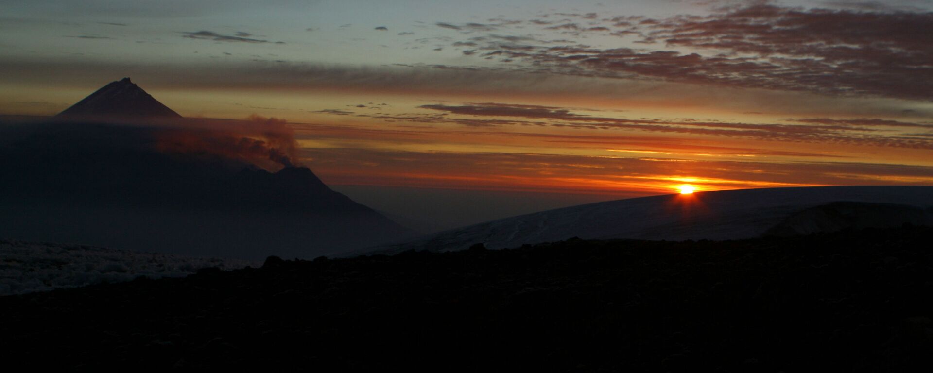 Views of Kamchatka. Sunrise. From left: Kamen and Bezymyanny volcanoes - Sputnik International, 1920, 17.08.2024