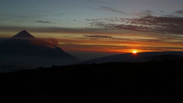 Views of Kamchatka. Sunrise. From left: Kamen and Bezymyanny volcanoes - Sputnik International