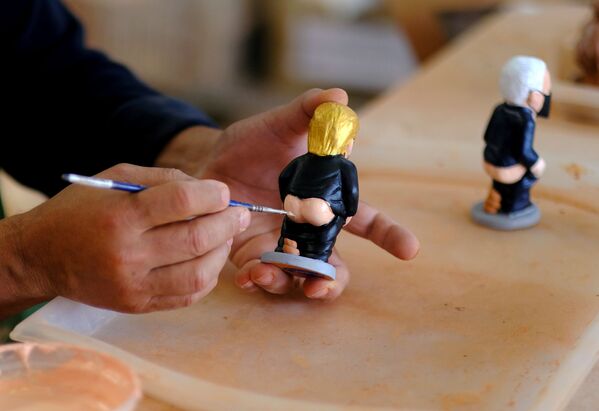 Caught With Pants Down? Pooping Trump, Biden Figurines Made in Catalonia - Sputnik International