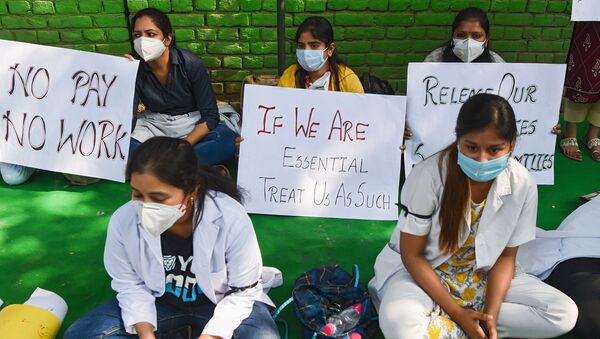 Resident doctors from the government-run hospitals hold placards during a demonstration demanding for their salaries to be paid on time, in New Delhi on October 22, 2020.  - Sputnik International