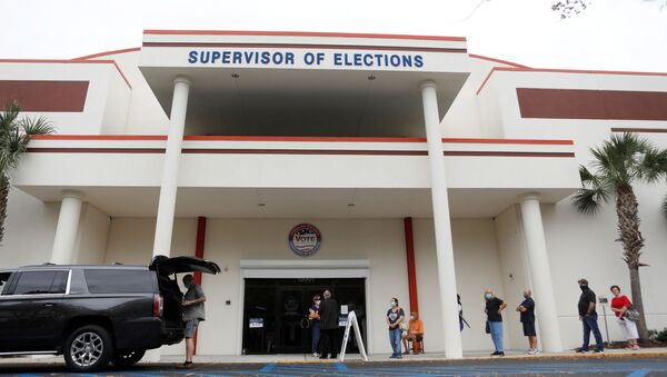 People line up at a polling station as early voting begins in Florida - Sputnik International