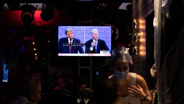 People watch the second 2020 presidential campaign debate between Democratic presidential nominee Joe Biden and U.S. President Donald Trump at The Abbey Bar during the outbreak of the coronavirus disease (COVID-19), in West Hollywood, California, U.S., October 22, 2020.  - Sputnik International