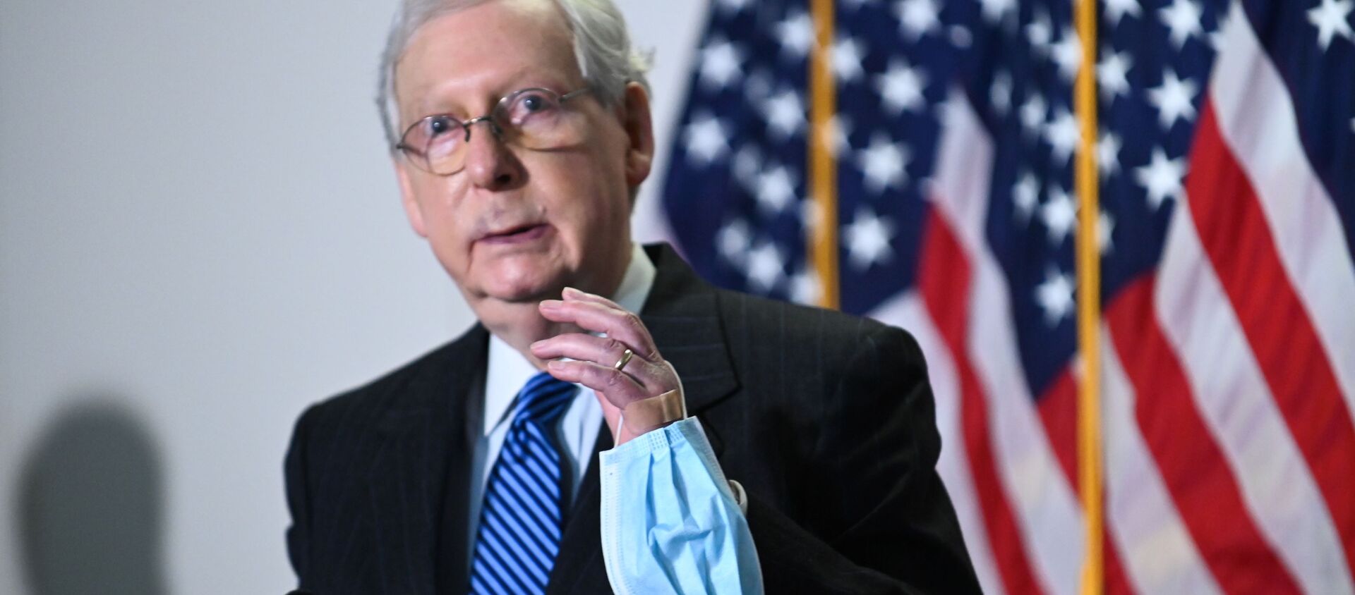 Senate Majority Leader Mitch McConnell (R-KY) holds a face mask while participating in a news conference at the U.S. Capitol in Washington, U.S., October 20, 2020. - Sputnik International, 1920, 23.10.2020