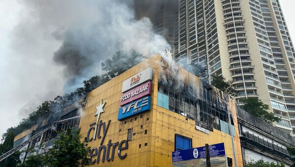 Firefighters (L) douse a fire at a City Centre shopping mall in Mumbai on October 23, 2020 - Sputnik International