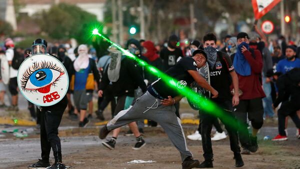 Demonstrators clash with riot police during a protest against Chile's government, on the one-year- anniversary of the protests and riots in 2019, in Quilpue, Chile October 18, 2020 - Sputnik International