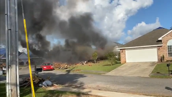 A neighbor captured this video of the scene of the small plane crash in Baldwin County. - Sputnik International