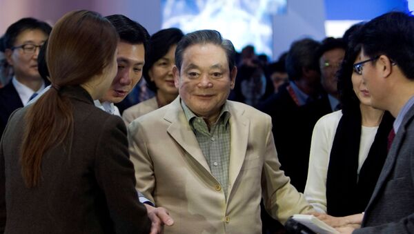 Samsung Electronics Chairman Lee Kun-hee meets with reporters after touring the Samsung booth at the 2012 International Consumer Electronics Show (CES) in Las Vegas, Nevada January 12, 2012. - Sputnik International
