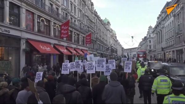 Demonstrators in London Stage Protest Against Police Brutality in Nigeria  - Sputnik International