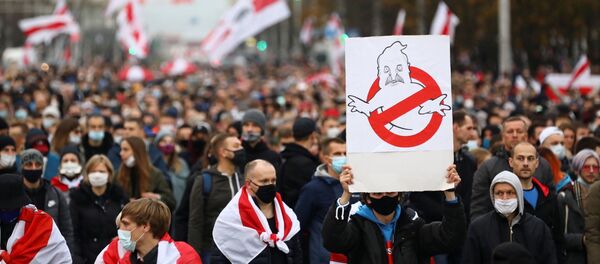 People attend an opposition rally to reject the Belarusian presidential election results in Minsk, Belarus October 25, 2020. REUTERS/Stringer - Sputnik International
