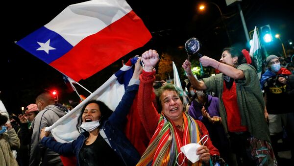 Supporters of the I Approve option react after hearing the results of the referendum on a new Chilean constitution in Valparaiso, Chile, October 25, 2020. - Sputnik International