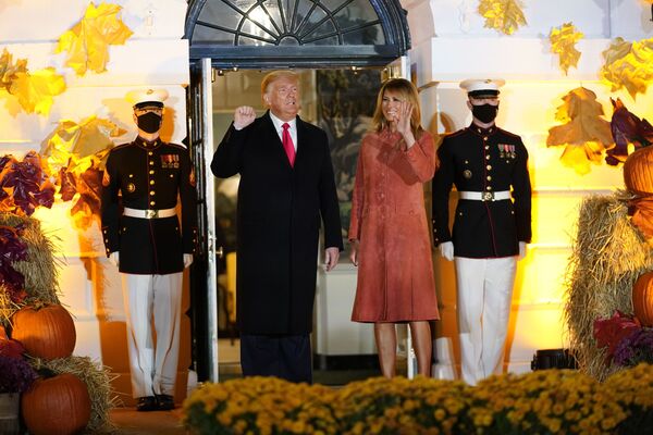 President Donald Trump and first lady Melania Trump greet trick-or-treaters on the South Lawn during a Halloween celebration at the White House on 25 October 2020 in Washington. - Sputnik International