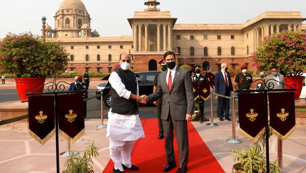 U.S. Secretary of Defence Mark Esper and India's Defence Minister Rajnath Singh shake hands as he arrives to inspect the guard of honour in New Delhi, India October 26, 2020 - Sputnik International