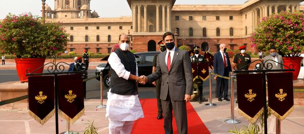 U.S. Secretary of Defence Mark Esper and India's Defence Minister Rajnath Singh shake hands as he arrives to inspect the guard of honour in New Delhi, India October 26, 2020 - Sputnik International