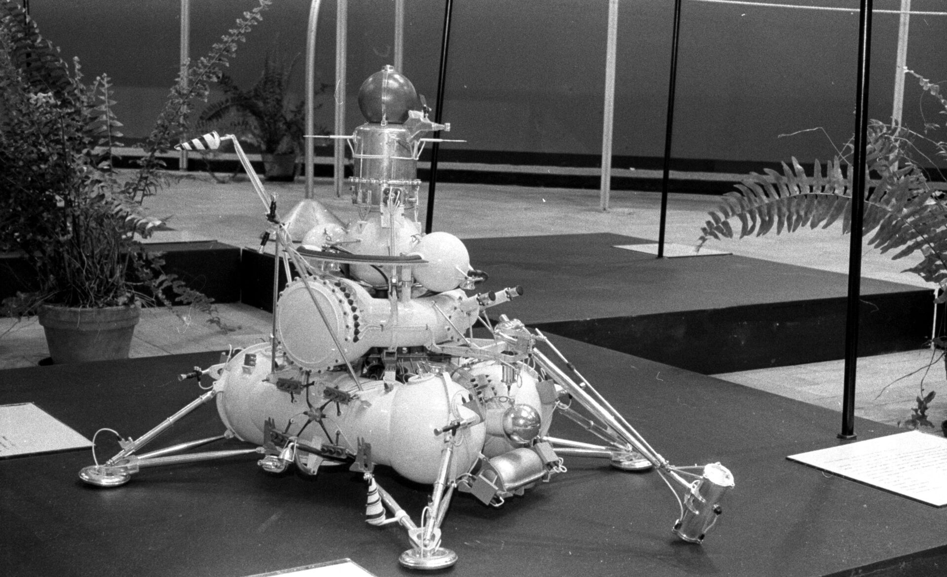 Model of Soviet unmanned spacecraft Luna 24 exhibited in Prague around 1980 - Sputnik International, 1920, 10.08.2023