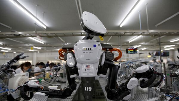 A humanoid robot works side by side with employees - Sputnik International