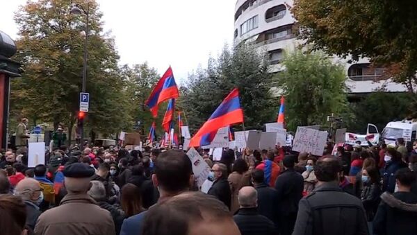 Armenian diaspora protests Nagorno-Karabakh conflict outside Turkish embassy in Paris - Sputnik International