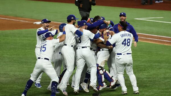 Los Angeles Dodgers players celebrate winning the World Series - Sputnik International