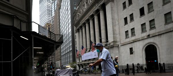 A United States Postal Service (USPS) mail carrier walks past the New York Stock Exchange in Manhattan in New York City, New York, U.S., October 26, 2020. - Sputnik International