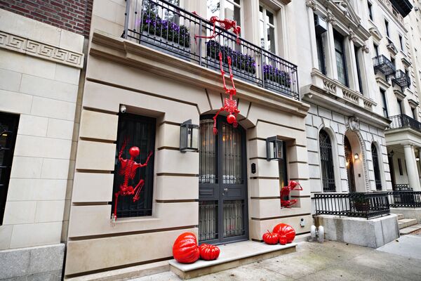 An Upper East Side home is decorated for Halloween on 28 October 2020 in New York City. - Sputnik International
