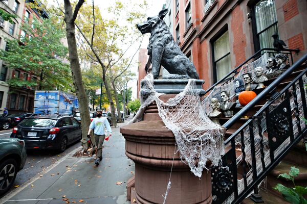 Halloween decorations festoon the entrance of a house in New York City. - Sputnik International