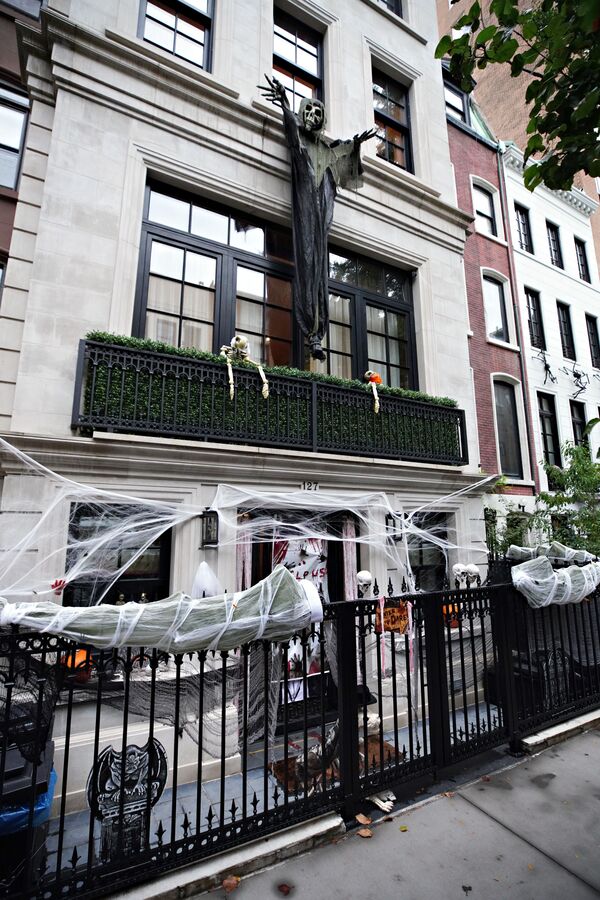 A balcony in New York City is decorated for Halloween. - Sputnik International