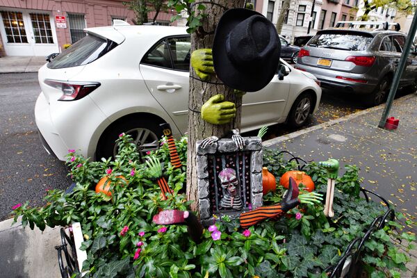 An Upper East Side planter box is decorated for Halloween on 28 October 2020 in New York City. - Sputnik International