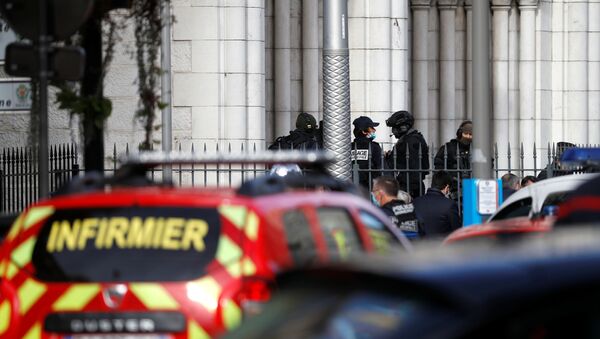 Police officers secure the area after a reported knife attack at Notre Dame church in Nice, France, 29 October 2020 - Sputnik International