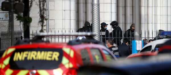 Police officers secure the area after a reported knife attack at Notre Dame church in Nice, France, October 29, 2020 - Sputnik International