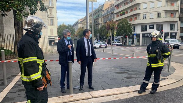 Nice Mayor Christian Estrosi talks to Municipal Police at the site of a knife attack in church in Nice, France, October 29, 2020 in this still image obtained from social media - Sputnik International
