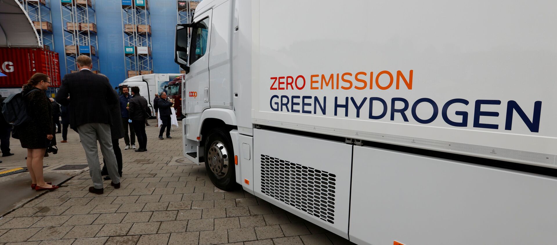 A new hydrogen fuel cell truck made by Hyundai is pictured ahead of a media presentation for the zero-emission transport of goods at the Verkehrshaus Luzern (Swiss Museum of Transport) in Luzern, Switzerland, 7 October 2020 - Sputnik International, 1920, 29.10.2020