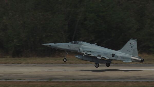 A Singapore air force F-5 Tiger II aircraft takes off during Cope Tiger 13 at Korat Royal Thai Air Force Base, Thailand, March 12, 2013. - Sputnik International